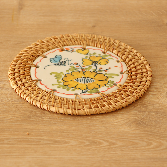 Rattan gerahmt 14 cm. Gelbe blumblaue Schmetterlingsmustered dekoratives Objekt