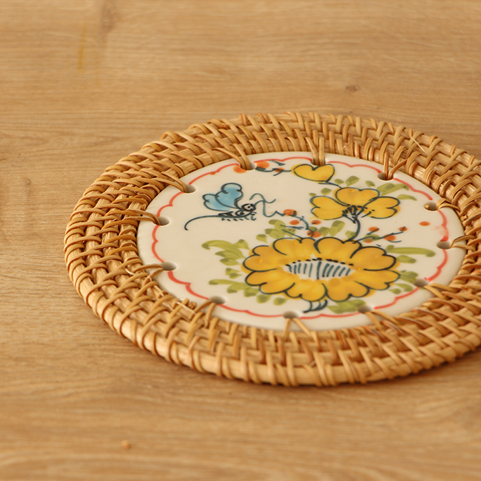 Rattan gerahmt 14 cm. Gelbe blumblaue Schmetterlingsmustered dekoratives Objekt