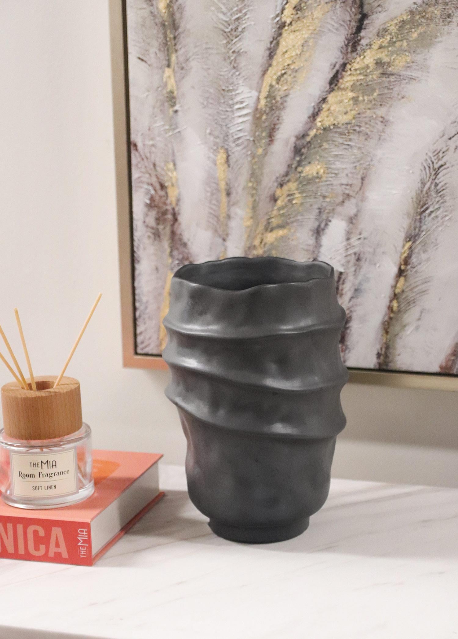 Licia Ceramic Vase Black 17x17x25 cm