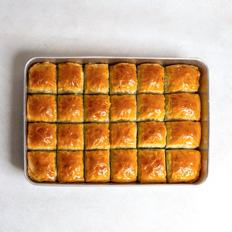 Petek 1942 Special Square Baklava with Pistachios 1100g (38.80 oz) - Exporgin | Global Shopping Site