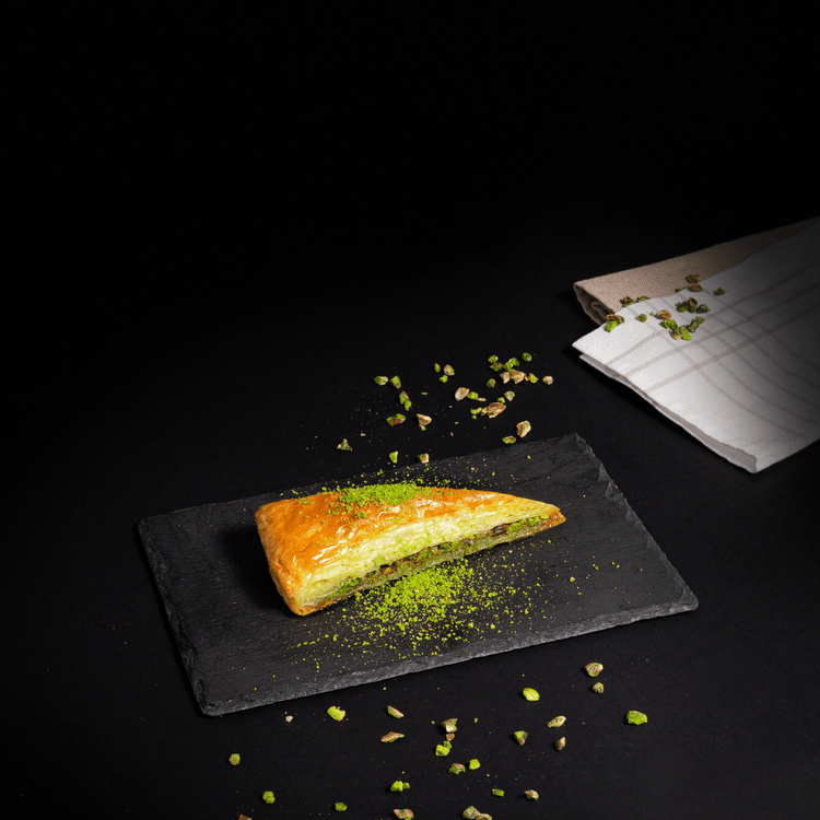 Şayan Carrot Sliced Baklava – Pistachio Rich, No Additives, Traditional Triangle Cut - Exporgin | Türkiye Comes to You