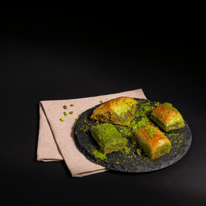 Şayan Pistachio Mixed Baklava - 4 Different Shapes and Flavors - 1000g (35.27 oz) - Exporgin | Türkiye Comes to You